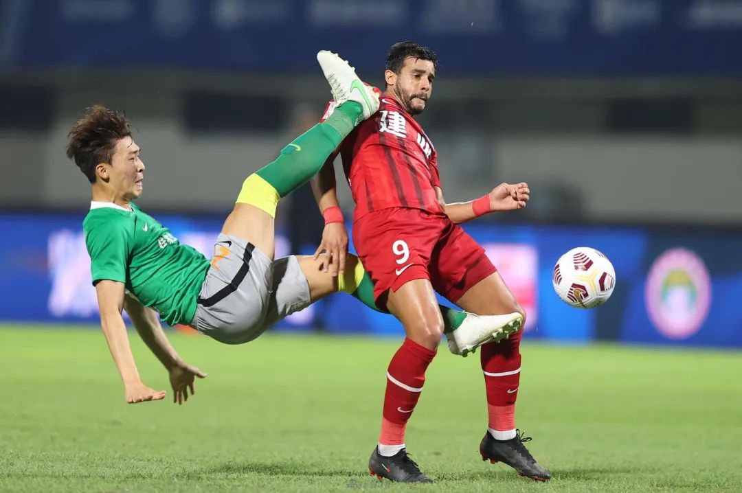 今晨欧超杯焦点战；辽宁本钢回应争议；气氛紧张；身体对抗强度拉满(王楚钦爆冷出局国乒反应)