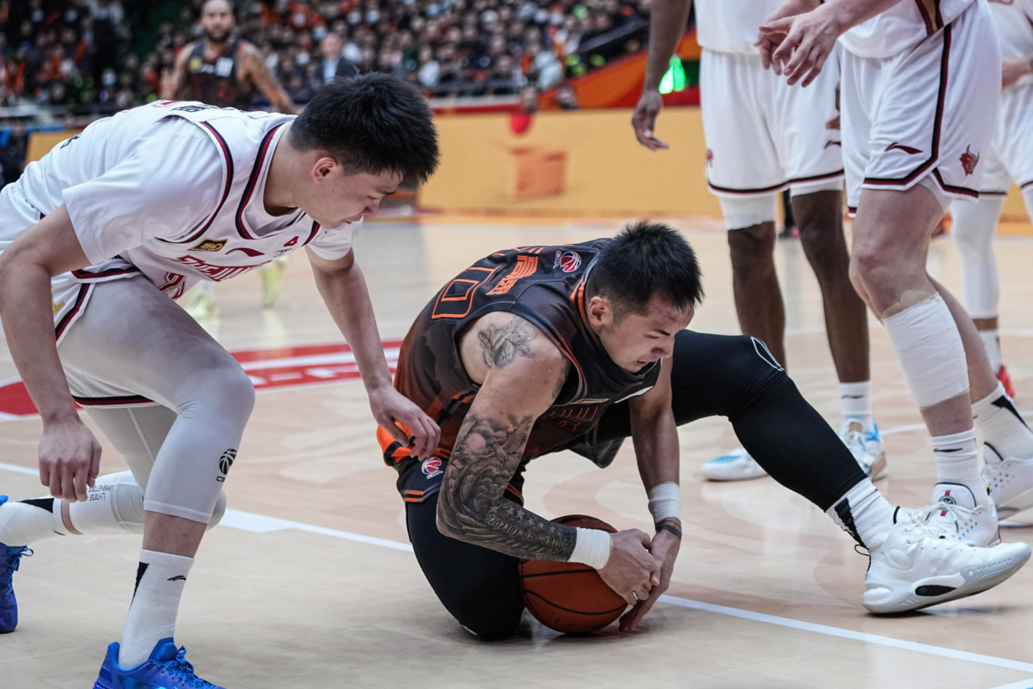 包含CBA常规赛加时末段走向成谜，密尔沃基雄鹿回应争议，赛场秩序良好，身体对抗强度拉满的词条